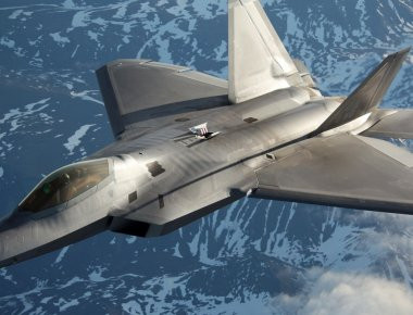 EKTAKTO: Αμερικανικό μαχητικό συνετρίβη την ώρα της προσγείωσης στο αεροπλανοφόρο Carl Vinson